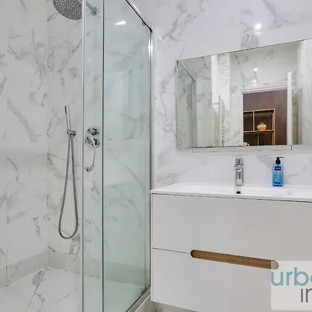 Urban Flat 67 - Spacious Parisian Flat In Apartment *