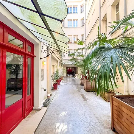 Urban Flat 67 - Spacious Parisian Flat In Apartment Paris